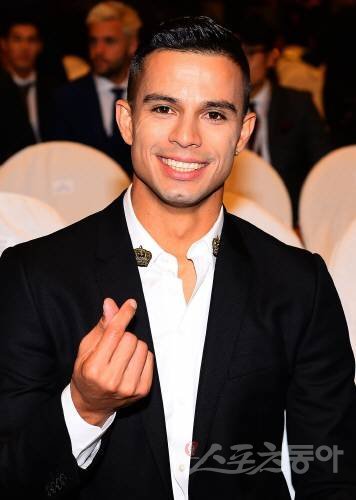 20일 서울 서대문구 홍은동에 위치한 그랜드 힐튼 서울에서 ‘KEB하나은행 K리그 어워즈 2017’이 열렸다. 시상식 전 수원삼성 조나탄이 카메라를 보며 포즈를 취하고 있다.
김진환 기자 kwangshin00@donga.com