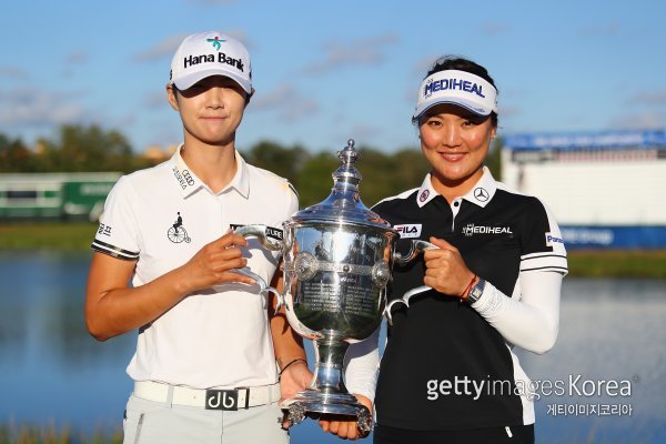 2017시즌 LPGA 투어가 마무리된 가운데 유소연(오른쪽)이 시즌 최고의 히트 상품인 박성현과 함께 올해의 선수상을 공동 수상했다. 올해의 선수상 공동수상은 LPGA 투어 역사상 처음이다. 유소연은 2012년 신인상에 이어 5년 만에 개인 타이틀을 추가했다. 사진=게티이미지코리아