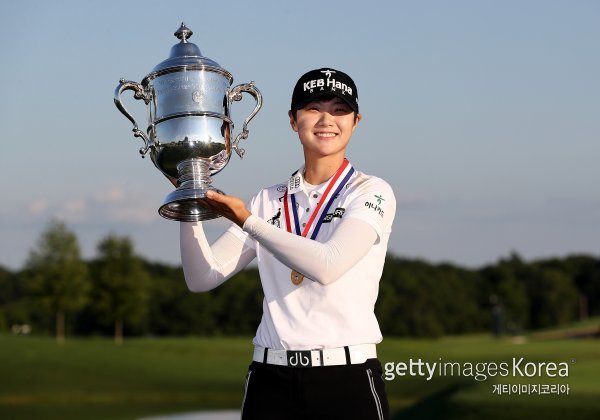 수줍음 많던 꼬마숙녀가 어엿한 숙녀로 성장해 세계무대를 평정했다. 박성현이 미국 LPGA 투어 진출 첫 해 신인왕과 상금왕, 올해의 선수상을 석권하고 정상에 우뚝 섰다. 신인으로서 더할 나위 없는 쾌거를 이뤄낸 박성현의 환한 웃음. 사진=게티이미지코리아