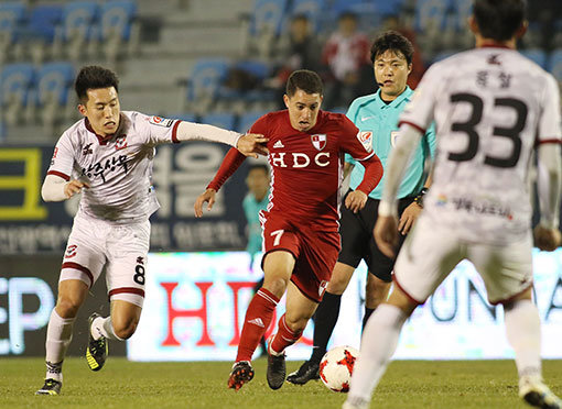 올 시즌 K리그의 대미를 장식할 상주와 부산의 승강PO은 과연 어떤 결과가 나올까. 26일 상주시민운동장에서 열릴 2차전을 앞둔 가운데 양 팀은 마지막 준비에 박차를 가하고 있다. 22일 구덕에서 열린 승강PO 1차전 모습. 사진제공 | 한국프로축구연맹