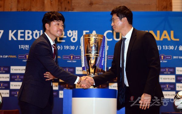 28일 부산 파크하얏트호텔에서 ‘2017 KEB 하나은행 FA CUP’ 부산 아이파크와 울산 현대의 결승 미디어데이가 열렸다. 부산 이승엽 감독대행과 울산 김도훈 감독이 기자회견에 앞서 악수를 나누고 있다. 부산 | 김민성 기자 marineboy@donga.com