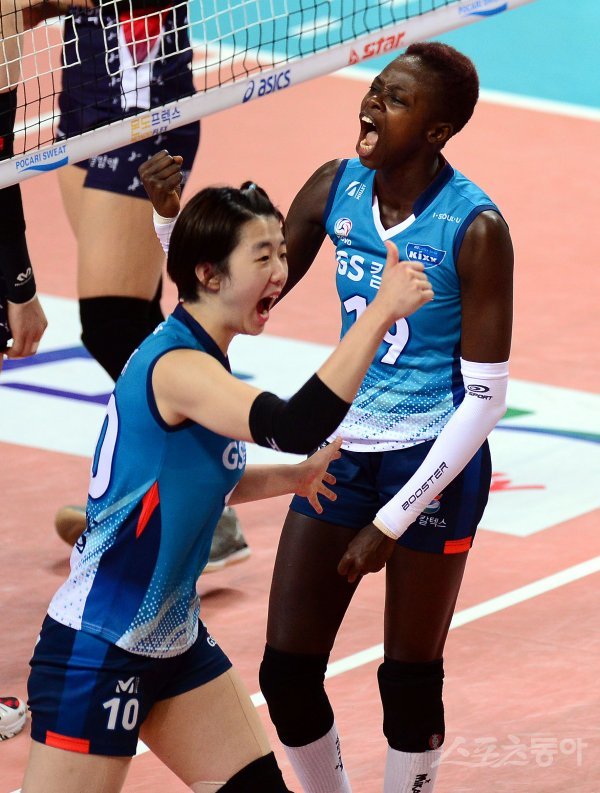 29일 서울 장충체육관에서 열린 ‘2017-18 도드람 V리그’ 여자부 KGC인삼공사와 GS칼텍스 경기에서 GS칼텍스 듀크가 공격 득점에 성공한 후 환호하고 있다. 장충 | 김종원 기자 won@donga.com