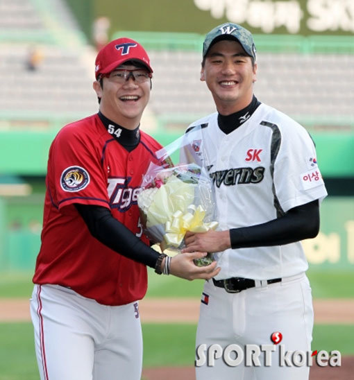 2018시즌 SK의 키워드는 ‘선발야구’다. 재활 속도가 빠른 김광현(오른쪽)과 4년 연속 SK와 함께하는 메릴 켈리, 빠른 공을 지닌 앙헬 산체스 조합에 기대를 걸고 있다. 여기에 양현종(왼쪽)이 만약 원 소속구단 KIA와 협상이 결렬될 경우 적극적으로 투자할 방침이다. 사진제공｜스포츠코리아