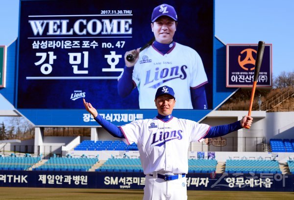 30일 대구 라이온즈파크에서 4년 총액 80억에 FA 계약한 삼성 강민호의 입단식이 열렸다. 강민호가 삼성 유니폼을 입고 카메라를 향해 포즈를 취하고 있다. 대구 | 김민성 기자 marineboy@donga.com