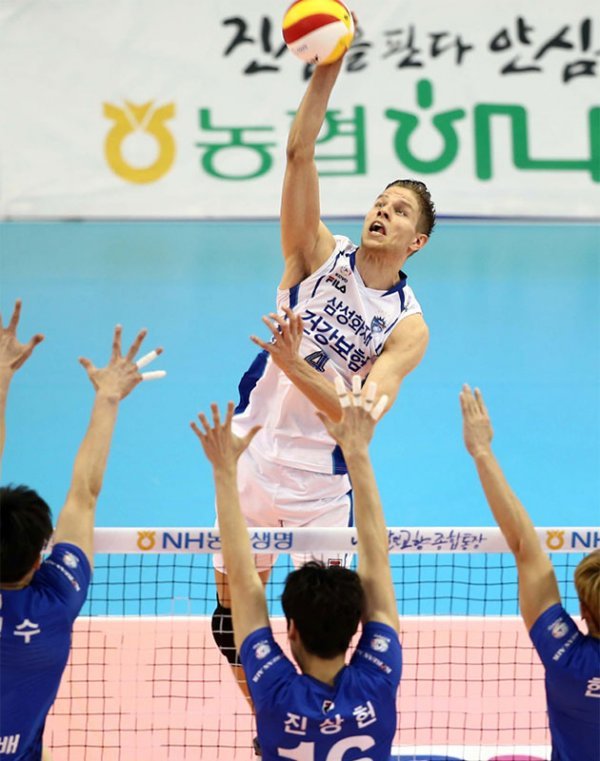 삼성화재 외국인선수 타이스는 ‘3인 블로킹’마저 무력화하는 강력함으로 지난 시즌보다 업그레이드된 공격력을 뽐내고 있다. 상대의 집중견제를 뚫는 그의 맹활약 속에 팀도 10연승으로 단독선두를 질주하고 있다. 사진제공|삼성화재 블루팡스