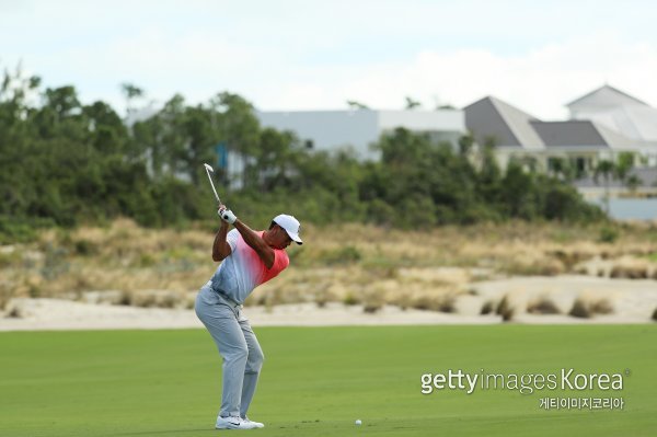 11월 30일(한국시간) 타이거 우즈가 10개월만의 복귀전을 하루 앞두고 샷 연습에 한창이다. 사진=게티이미지코리아
