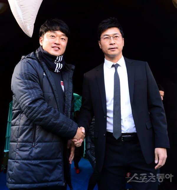 3일 울산 문수축구장에서 ‘2017 KEB 하나은행 FA CUP’ 부산 아이파크와 울산 현대의 결승 2차전 경기가 열렸다. 부산 이승엽 감독대행화 울산 김도훈 감독이 악수를 나누고 있다. 울산 | 김민성 기자 marineboy@donga.com