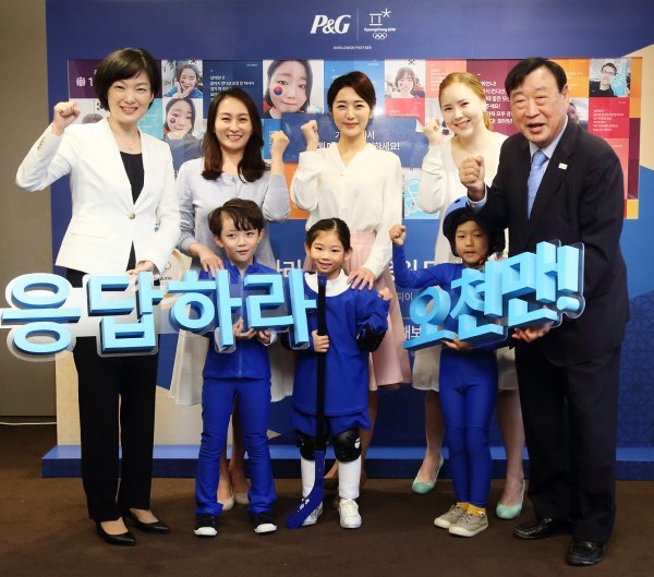 김주연 한국P&G 사장(왼쪽 끝)과 이희범 2018 평창동계올림픽조직위원장(오른쪽 끝)이 동계 스포츠 유니폼을 입은 어린이 모델들과 함께 기념 촬영을 하고 있다. 사진제공｜한국P&G