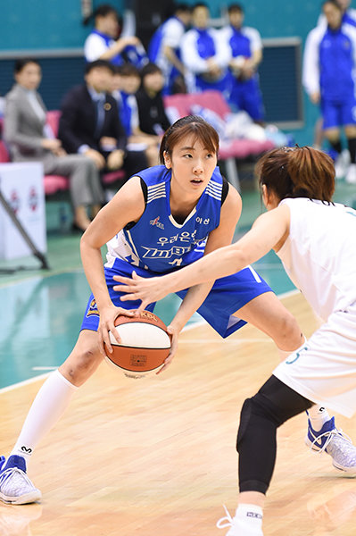 우리은행 박혜진이 10일 부천체육관에서 열린 KEB하나은행과의 여자프로농구 원정경기에서 상대 수비를 제치고 있다. 14점을 올린 박혜진의 활약 속에 5연승을 달린 우리은행은 시즌 첫 단독 선두로 올라섰다. 사진제공 ｜ WKBL