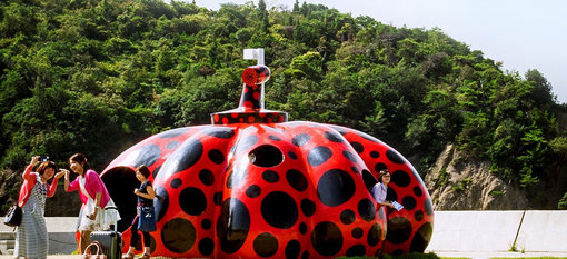 나오시마섬 쿠사마 야요이의 ‘빨간 호박’. 사진제공|카가와현청