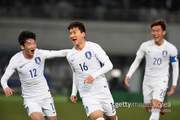 정우영(가운데)이 전반 23분 역전골을 성공시킨 뒤 환호하고 있다. 사진=게티이미지코리아