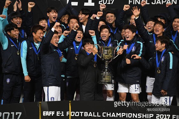 한국 축구대표팀 신태용 감독과 코칭스태프, 선수들이 2017 동아시아축구연맹(EAFF) E-1 챔피언십 우승 트로피를 들고 환호하고 있다. 사진=게티이미지코리아