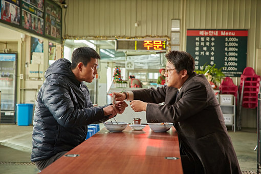 개봉 첫 주 162만여 명을 동원한 ‘강철비’는 정우성(왼쪽)과 곽도원이 빚어내는 화학적 융합도 흥행의 요인으로 꼽힌다. 사진제공｜와이웍스엔터테인먼트