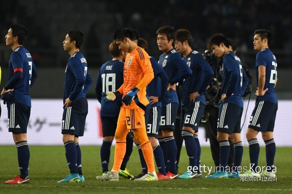 한일전이 이렇게 무섭다. 승승장구하던 일본축구가 도쿄에서 열린 E-1 챔피언십에서 4-1로 참패당한 뒤 참담함을 감추지 못하고 있다. 바히드 할릴호지치 감독은 역적이 됐고, 경질론에 휩싸였다. 16일 한국에 참패한 일본 선수단의 참담한 표정. 사진=게티이미지코리아