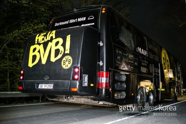 지난 4월 테러로 파손된 도르트문트 버스. 사진=게티이미지코리아