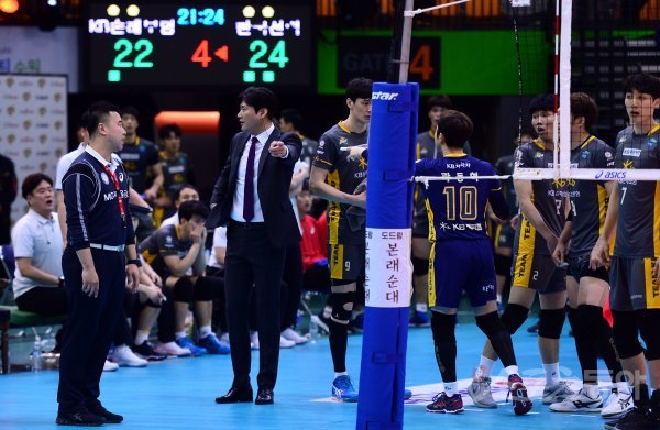 19일 수원실내체육관에서 ‘2017-2018 도드람 V리그’ 수원 한국전력과 의정부 KB손해보험의 경기가 열렸다. KB손해보험 권순찬 감독이 심판의 판정에 항의하고 있다. 수원 | 김민성 기자 marineboy@donga.com