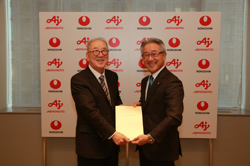 21일 오후 일본 도쿄 아지노모도 본사 사옥에서 열린 ‘농심-아지노모도 합작회사 계약 체결식’에서 ㈜농심 박준 대표이사(왼쪽)와 아지노모도㈜ 니시이 다카아키 사장이 계약을 체결하고 있다. 사진제공｜농심