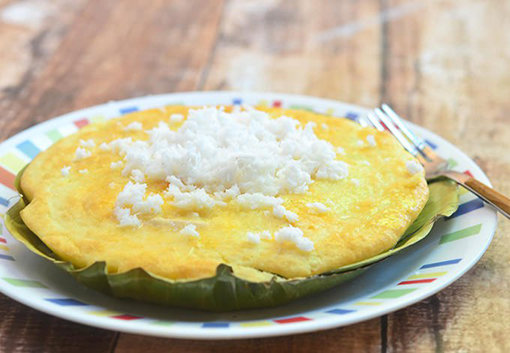 쌀가루에 코코넛 밀크, 브라운 설탕, 치즈, 계란 등을 넣어 구운 일종의 쌀 케이크인 필리핀의 크리스마스 음식 ‘비빙카’.