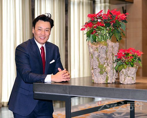 2017시즌을 끝으로 은퇴를 선언한 이승엽이 스포츠동아와의 단독 인터뷰에서 5가지 선택 질문에 성심을 다해 답했다. 이승엽이 ‘국민타자’로 통하는 것은 야구실력에 필적할만한 인성을 갖췄기에 가능했다. 김종원 기자 won@donga.com