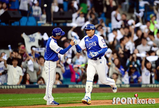 지난 10월 3일 은퇴 경기에서 626호 홈런을 치고 그라운드를 도는 이승엽. 사진제공|스포츠코리아