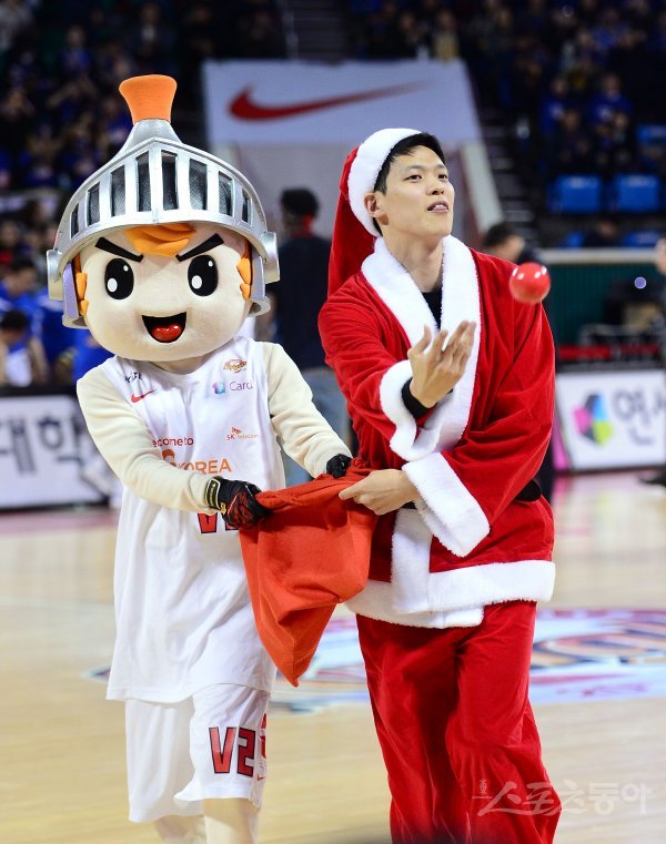 25일 서울 잠실학생체육관에서 열린 ‘2017-2018 정관장 프로농구’ 서울삼성과 서울SK 경기에서 SK 김선형이 산타 복장을 하고 캐롤송을 부른 후 팬들에게 선물을 날려주고 있다. 잠실학생체 | 김종원 기자 won@donga.com