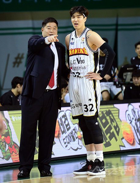 27일 원주 치악체육관에서 열린 ‘2017-2018 정관장 프로농구‘ 원주 DB와 창원 LG의 경기에서 LG 현주엽 감독이 김종규에게 작전을 지시하고 있다. 원주 | 김민성 기자 marineboy@donga.com