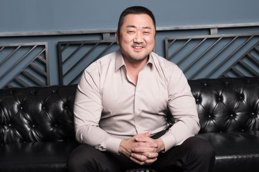 2017년 한국영화를 대표하는 배우는 이견 없이 마동석이다. “배우로 많이 부족해 끝없이 노력해왔다”는 그는 “새해에도 소처럼 우직하게 걸어가겠다”고 했다. 사진제공｜메가박스(주)플러스엠