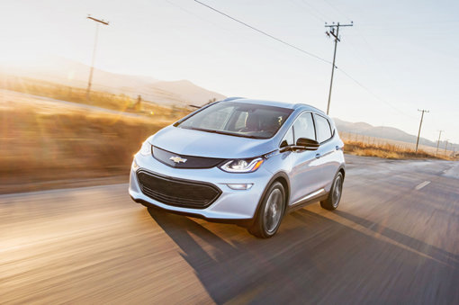 쉐보레 전기차 볼트 EV. 2018년부터 전기차 보조금이 1400만원에서 1200만원으로 축소되고 1회 충전 시 주행 가능거리나 효율에 따라 보조금이 차등 지급된다. 국내 출시된 전기차 중 1회 충전 주행 가능 거리(383km)가 가장 긴 쉐보레 볼트 EV는 1200만원을 지원받을 수 있다. 사진제공|쉐보레