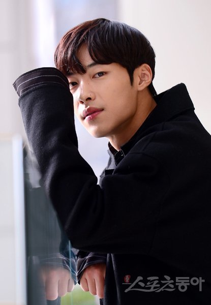 우도환은 올해 큰 활약이 기대되는 배우다. ‘2017 KBS 연기대상’에서 신인상을 수상하며 뜻깊은 한 해를 보낸 그는 2018년에도 쉼 없이 뛰겠다고 다짐했다. 김종원 기자 won@donga.com