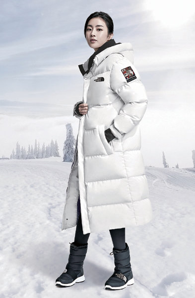 2017년에는 롱패딩·래시가드 등의 폭발적 인기에 힘입어 아웃도어 시장에 모처럼 훈풍이 불었다. 사진은 화이트 롱패딩을 입은 노스페이스 홍보대사 강소라. 사진제공|노스페이스