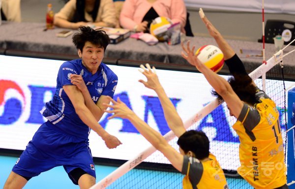 3일 경기도 의정부체육관에서 ‘2017-2018 도드람 V리그’ 의정부 KB손해보험과 인천 대한항공의 경기가 열렸다. 대한항공 곽승석이 KB손해보험 블로커를 피해 스파이크를 날리고 있다. 의정부 | 김민성 기자 marineboy@donga.com