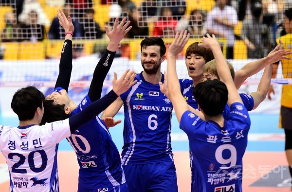 3일 경기도 의정부체육관에서 ‘2017-2018 도드람 V리그’ 의정부 KB손해보험과 인천 대한항공의 경기가 열렸다. 대한항공이 KB손해보험에 세트 스코어 3-2로 승리한 뒤 선수들이 코트에서 기쁨을 나누고 있다. 의정부 | 김민성 기자 marineboy@donga.com