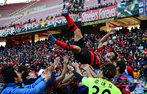 데뷔부터 은퇴까지 한 팀에 몸담는 원클럽맨은 지구상을 통틀어도 그 수가 많지 않다. K리그도 마찬가지다. 그래서 희소성의 가치는 더 크다. 지난 시즌을 끝으로 현역 은퇴한 포항 황지수가 원클럽맨의 전형이다. 2013년 K리그 우승 당시 동료들의 헹가래를 받는 황지수. 스포츠동아DB