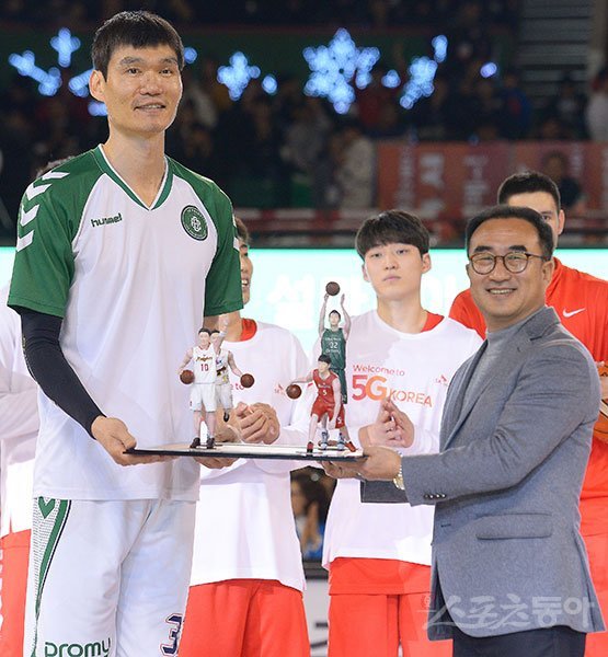 5일 서울 잠실학생체육관에서 열리는 ‘2017-2018 정관장 프로농구‘ 원주DB와 서울SK 경기를 앞두고 열린 원주DB 김주성의 은퇴투어 행사에서 김주성과 SK 윤용철 단장(오른쪽)에게 기념선물을 받고 있다. 잠실학생체 | 김진환 기자 kwangshin00@donga.com