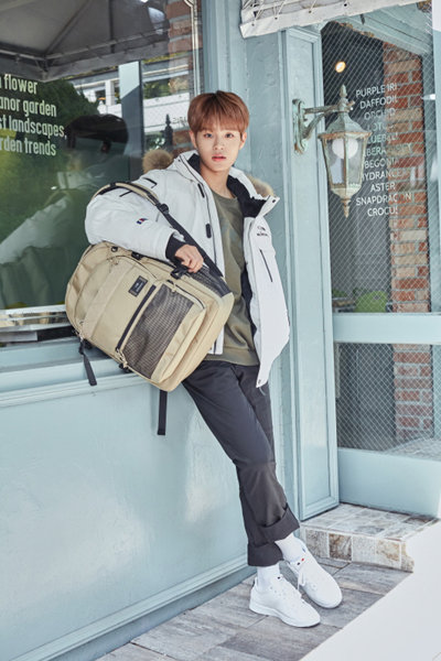 새해가 되면서 신학기 준비를 위해 책가방용 백팩을 장만하려는 사람들이 늘고 있다. 사진은 아이더의 백팩제품을 착용한 전속모델 워너원의 이대휘. 사진제공|아이더