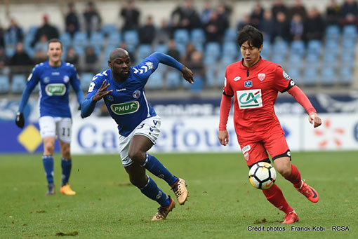 러시아올림픽 출전을 노리는 권창훈(오른쪽)이 8일 벌어진 소속팀 디종FCO의 프랑스축구협회컵 64강전에 선발 출전해 88분을 활약했다. 팀은 연장혈투 끝에 스트라스부르에 3-2로 졌다. 사진캡쳐 ㅣ 디종FCO 홈페이지