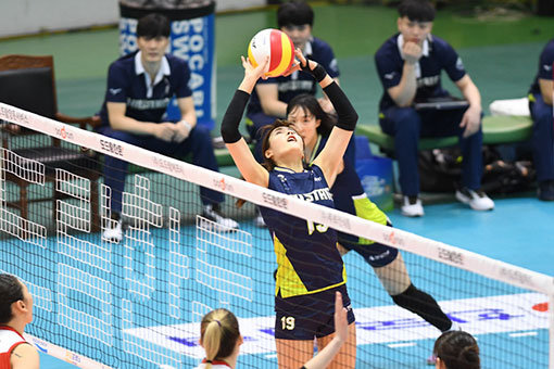 현대건설 이다영이 7일 수원체육관에서 열린 KGC인삼공사와 맞대결에서 토스를 시도하고 있다. 백업토스가 마땅치 않은 현대건설은 시즌 내내 주전세터 이다영의 활약만을 기대하고 있다. 사진제공|KOVO