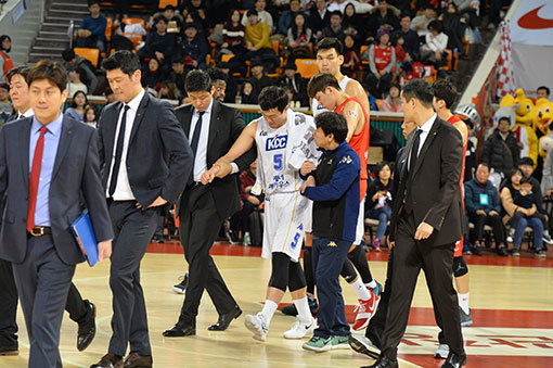 선수단에 찾아온 줄 부상에 남자프로농구 전주 KCC가 울상을 짓고 있다. 가뜩이나 빡빡한 최근 일정에 주력멤버 3명의 잇단 부상을 당했다. 7일 서울 SK전에서 주포 이정현(5번)이 발목 부상으로 경기도중 물러나고 있다.
사진제공 | KBL