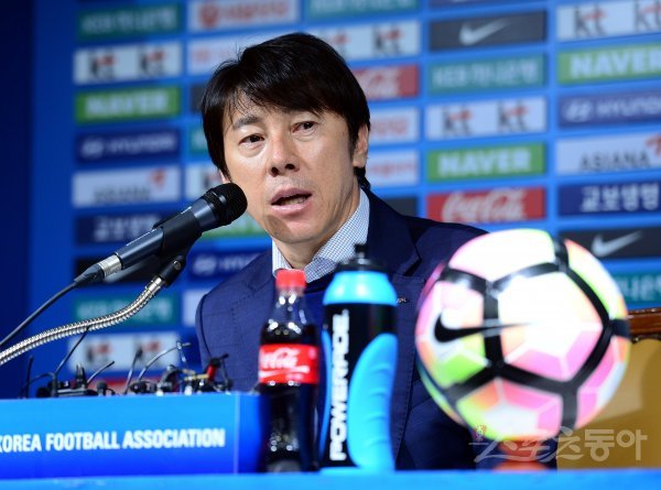 대표팀 신태용 감독이 15일 축구회관에서 기자회견을 갖고 터키 전지훈련에 참가할 선수 24명을 발표했다. 신 감독은 월드컵 리스크를 줄이기 위해 다양한 선수들을 차출했다고 설명했다. 김종원 기자 won@donga.com