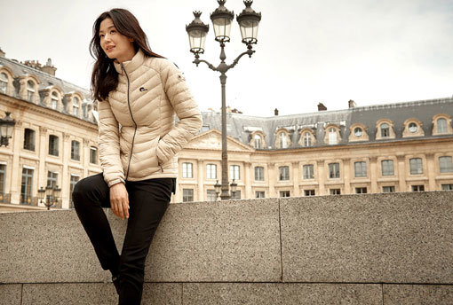 계속되는 한파로 집에서도 경량패딩이나 베스트 같은 옷을 걸쳐 입는 사람들이 많아지면서 실내외에서 모두 입을 수 있는 원마일 패션이 인기를 끌고 있다. 사진은 ‘바티칸 라이트 다운재킷’을 입고 있는 네파 전속모델 전지현. 사진제공｜네파