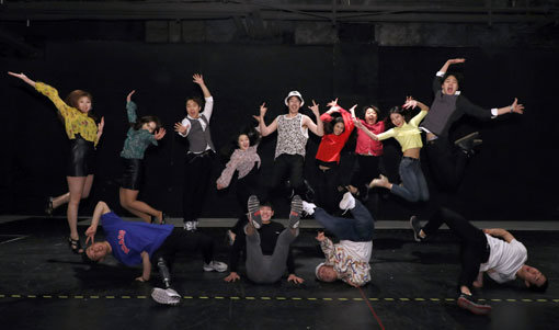 장애인 배우들과 세종대 영화예술학과 학생들이 26일 공연을 앞두고 연습 중 포즈를 취해 보이고 있다. 사진제공｜희망등대