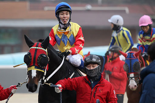 부상과 재활을 거쳐 지난해 8월 복귀한 장추열 기수가 최근 2주 동안 6승을 올리며 가파른 상승세를 타고 있다. 올해 1월13일에는 통산 200승을 기록하며 화려한 부활을 다짐했다. 사진제공|한국마사회