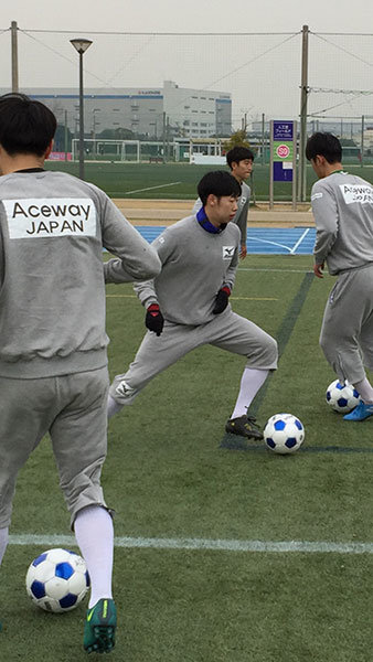 에이스웨이 재팬은 프로선수로서의 진로뿐만 아니라 제2의 축구인생을 열어주고자 다양한 길을 개척하고 있다. 아시야대와 일본체육교사 라이선스 과정을 이수할 수 있는 프로그램을 만든 것이 대표적이다. 에이스웨이 재팬 소속 선수들이 오사카 사카이의 전용훈련장에서 훈련하는 모습. 사진제공 ｜ 에이스웨이 재팬