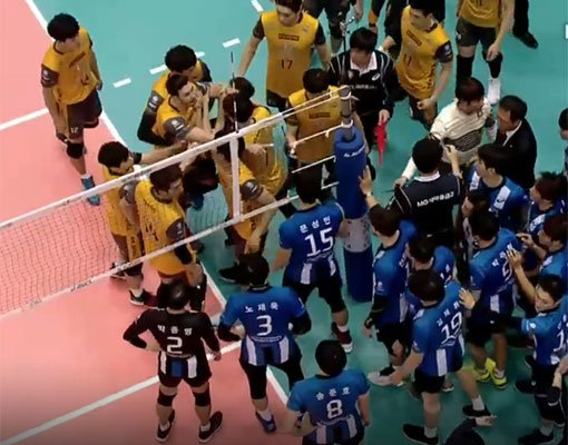 지난해 12월 22일 현대캐피탈과 KB손해보험 경기에서 신경전을 벌인 양팀 선수들. 사진｜KBSN SPORTS 캡쳐