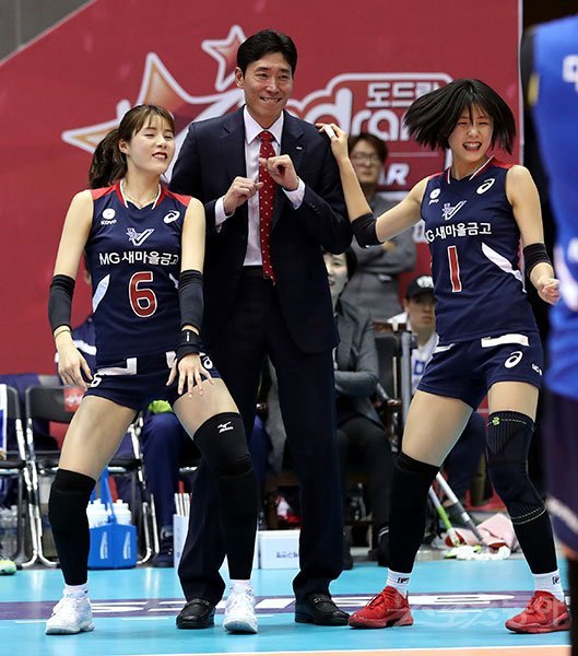 21일 경기도 의정부체육관에서 ‘2017-2018 도드람 V리그 올스타전‘ K-스타와 V-스타의 경기가 열렸다. V-스타 이다영과 이재영이 신진식 감독과 댄스 세리머니를 펼치고 있다. 의정부 | 김민성 기자 marineboy@donga.com