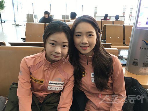 2018평창동계올림픽 최종 리허설을 앞둔 여자 피겨 김하늘(왼쪽)과 최다빈이 21일 출국에 앞서 포즈를 취하고 있다. 둘은 22일부터 대만에서 열리는 ISU 4대륙 피겨스케이팅선수권에서 막판 실전점검에 나선다. 인천국제공항 ｜ 강산 기자