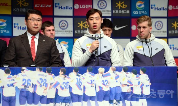 2018 평창동계올림픽대회을 18일 남긴 22일 충북 진천 국가대표선수촌 챔피언하우스에서 남자 아이스하키 대표팀의 미디어데이가 열렸다. 미디어데이에서 주장 박우상이 취재진의 질문에 대답하고 있다. 진천 | 김종원 기자 won@donga.com