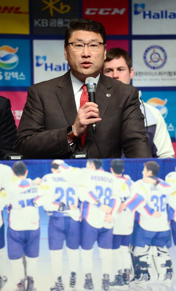 2018 평창동계올림픽대회을 18일 남긴 22일 충북 진천 국가대표선수촌 챔피언하우스에서 남자 아이스하키 대표팀의 미디어데이가 열렸다. 미디어데이에서 백지선 감독이 취재진의 질문에 대답하고 있다. 진천 | 김종원 기자 won@donga.com