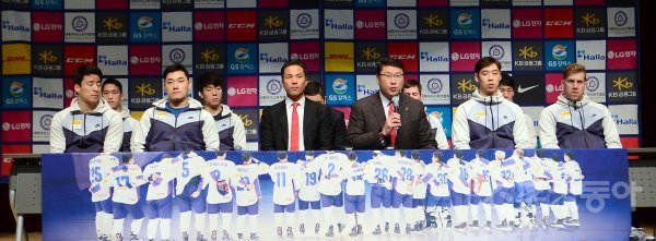 2018 평창동계올림픽대회을 18일 남긴 22일 충북 진천 국가대표선수촌 챔피언하우스에서 남자 아이스하키 대표팀의 미디어데이가 열렸다. 미디어데이에서 백지선 감독이 취재진의 질문에 대답하고 있다. 진천 | 김종원 기자 won@donga.com