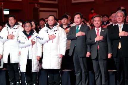 24일 대한민국 평창올림픽 결단식에 참석한 경성현(가운데)이 이낙연 국무총리, 김지용 선수단장 등과 함께 국민의례를 하고 있다. 그러나 경성현은 이날 저녁 평창올림픽 출전 좌절이라는 소식을 접했다. 사진제공 | 경성현